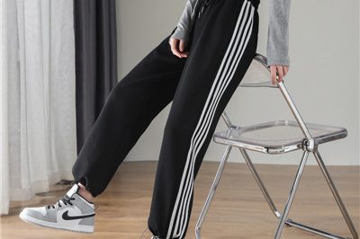 Straight sweatpants with striped sides for women (2)